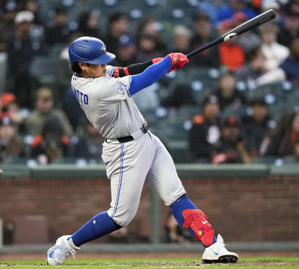 ６回、２０号ソロを放つ岡本（ＭＬＢ提供・ゲッティ＝共同）