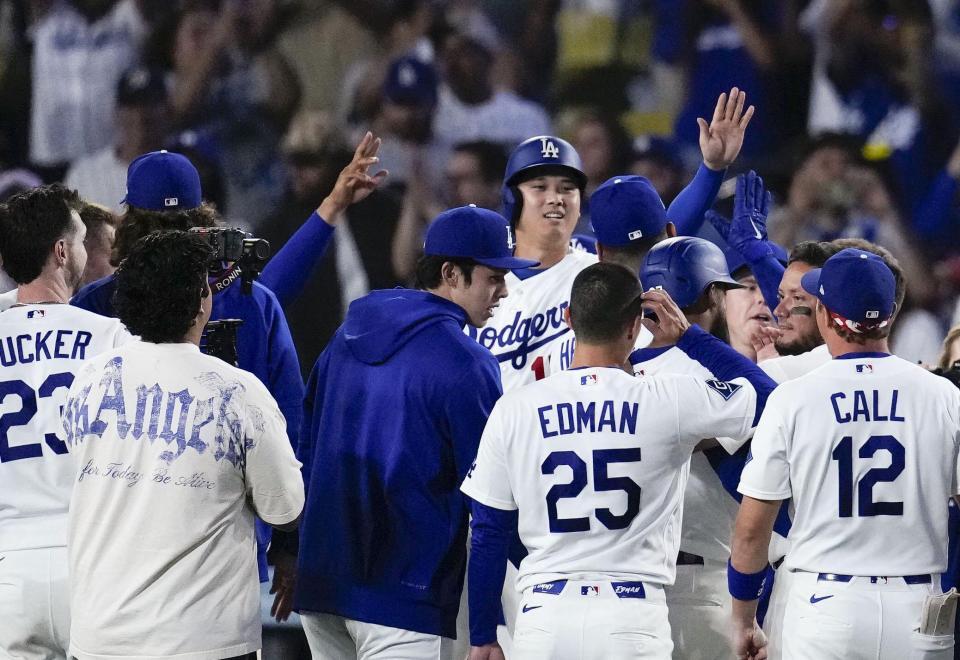 　ロッキーズにサヨナラ勝ちし、タッチして喜ぶドジャース・大谷（共同）