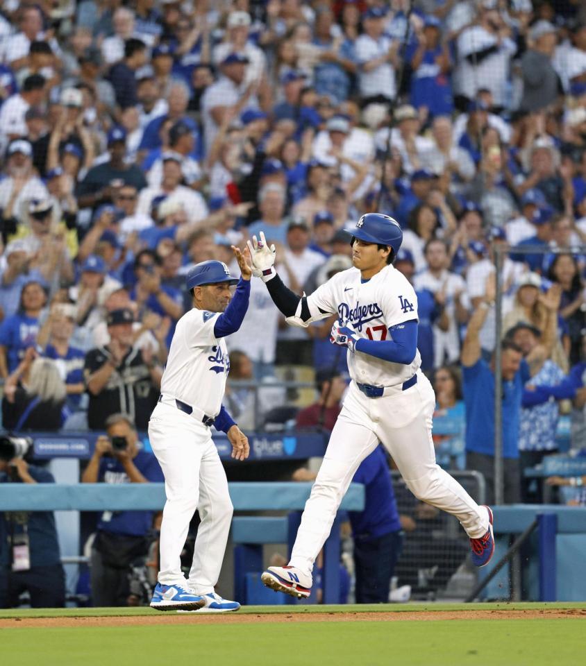 ３回、２ランを放ちコーチに迎えられる大谷（共同）