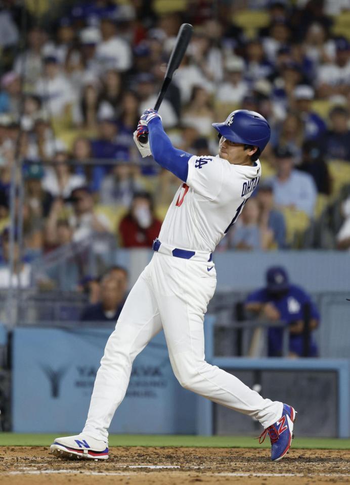 ７回、右前打を放つ大谷（共同）