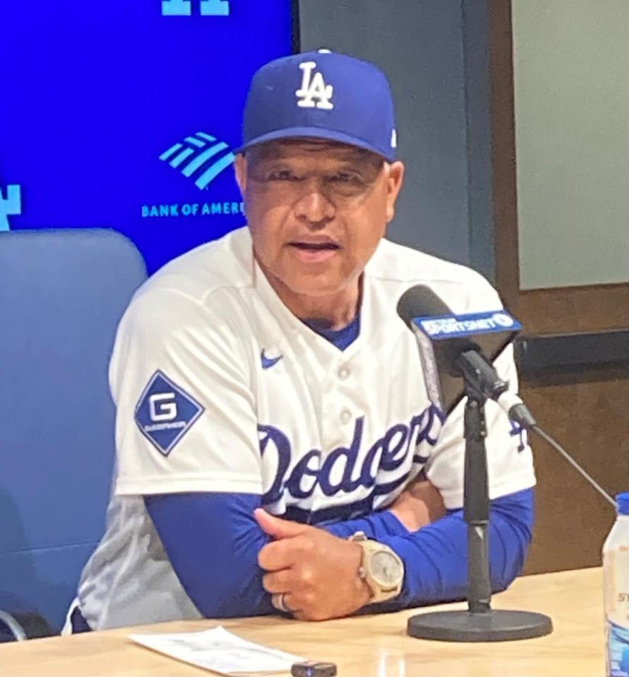 試合後に会見するドジャース・ロバーツ監督（撮影・小林信行）