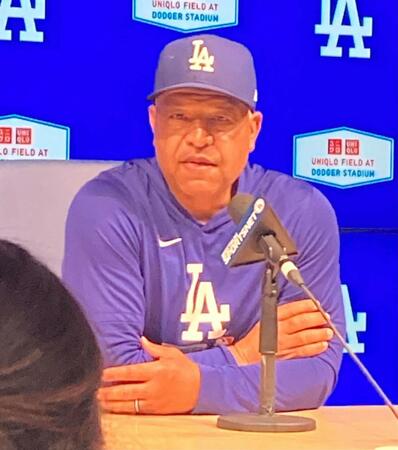 試合前会見で大谷翔平について語るロバーツ監督（撮影・小林信行）