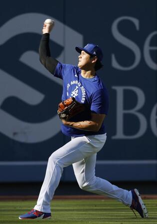 　キャッチボールで調整するドジャース・大谷＝ロサンゼルス（共同）