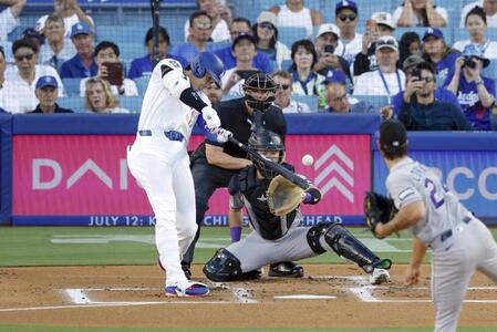 １回、20号ソロを放つ大谷。日本勢で初めてメジャー通算３００本塁打に到達した＝７日、ロサンゼルス（共同）