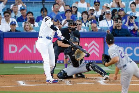 　米大リーグ、ロッキーズ戦の１回、２０号ソロを放つドジャースの大谷翔平。日本勢で初めてメジャー通算３００本塁打に到達した＝７日、ロサンゼルス（共同）
