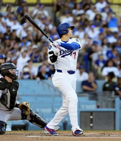１回、メジャー通算３００本塁打となる20号ソロを放つ大谷＝ロサンゼルス（共同）
