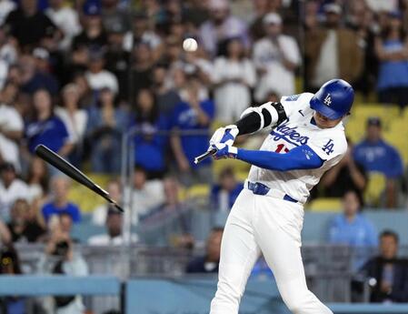 ９回、バットを折られ三飛に倒れる大谷＝ロサンゼルス（共同）