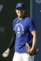 　キャッチボールで調整するドジャース・大谷＝ロサンゼルス（共同）