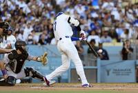 １回、メジャー通算３００本塁打となる20号ソロを放つ大谷＝ロサンゼルス（共同）