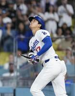 ９回、バットを折られ三飛に倒れる大谷＝ロサンゼルス（共同）