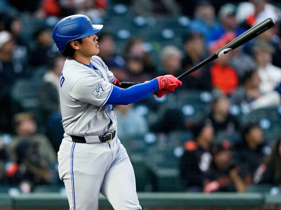 　６回、２０号ソロを放ち、打球の行方を見つめるブルージェイズ・岡本（ＭＬＢ提供・ゲッティ＝共同）