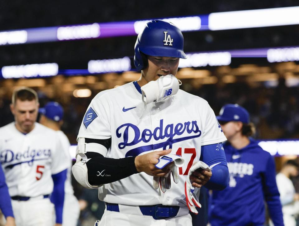 　ロッキーズにサヨナラ勝ちし、引き揚げるドジャース・大谷（共同）