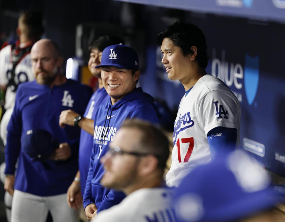 延長１０回、ベンチで山本（中央）と話す大谷（共同）