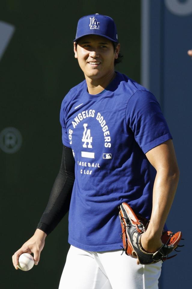 　キャッチボールで調整するドジャース・大谷＝ロサンゼルス（共同）