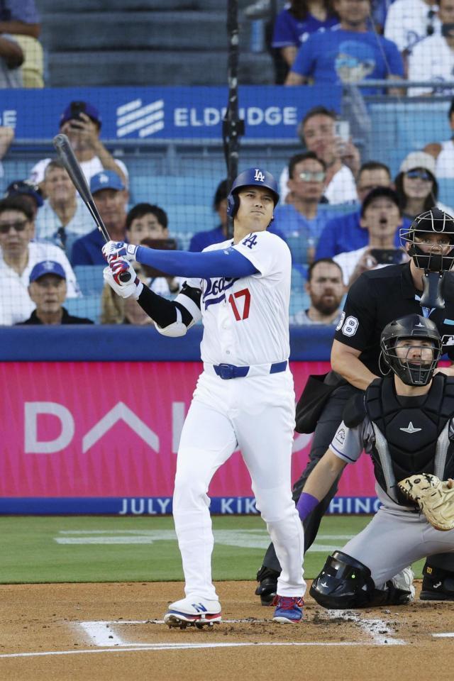 １回、20号ソロを放つ大谷。日本勢で初めてメジャー通算３００本塁打に到達した＝７日、ロサンゼルス（共同）
