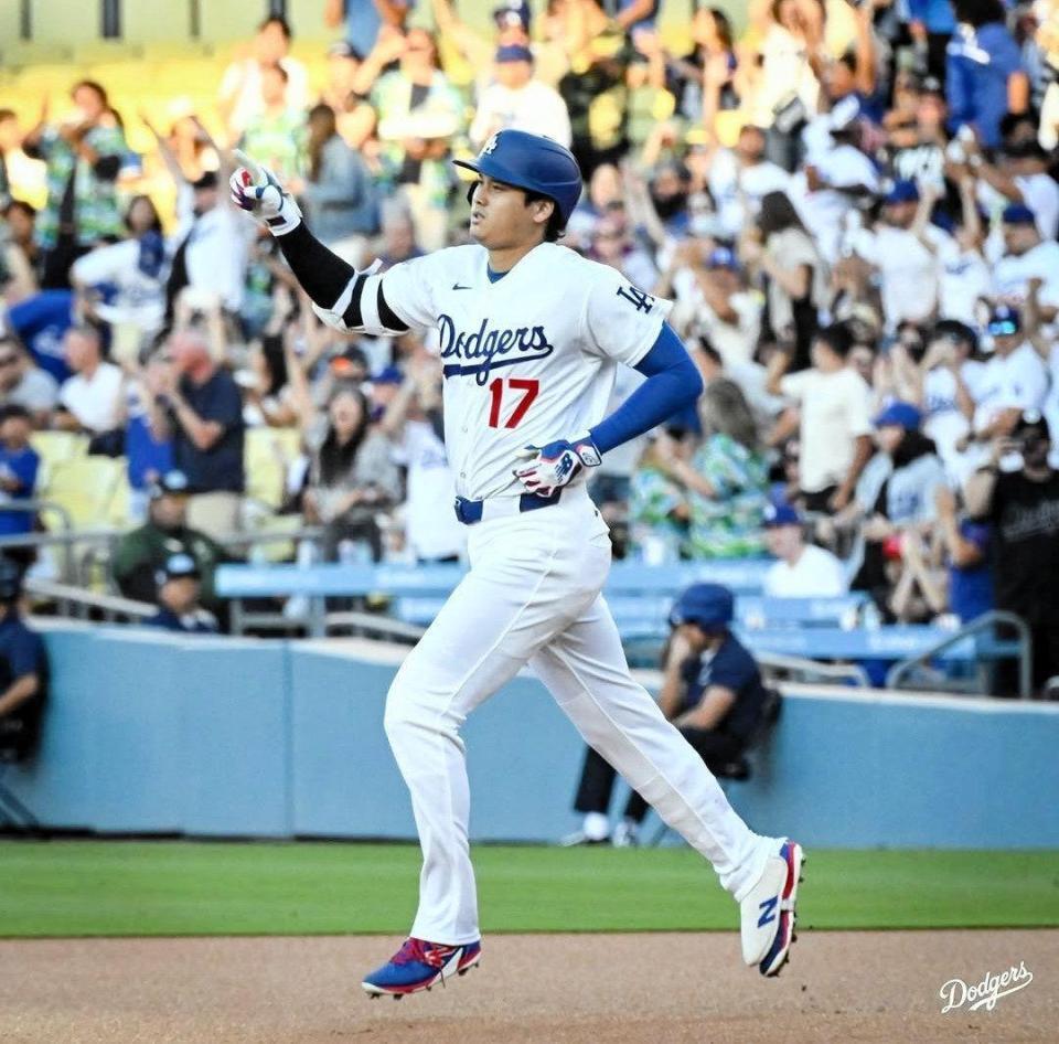 １回、ＭＬＢ通算３００号を放ってダイヤモンドを回る大谷（ロサンゼルス・ドジャース提供）