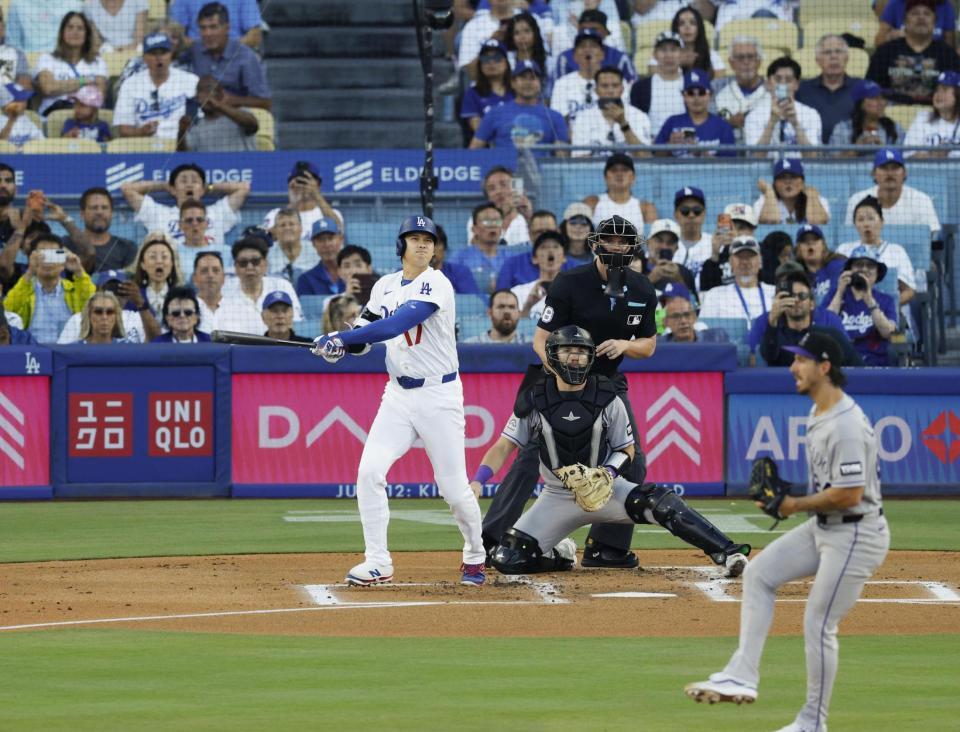 １回、メジャー通算３００本塁打となる20号ソロを放つ大谷＝ロサンゼルス（共同）
