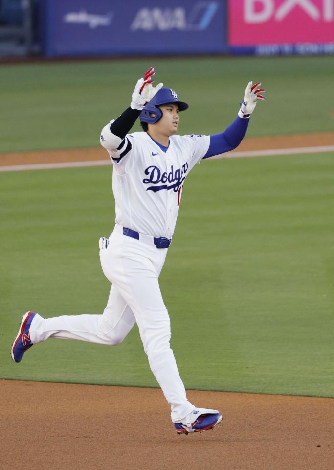 １回、メジャー通算３００本塁打となる20号ソロを放ち、塁を回る大谷＝ロサンゼルス（共同）