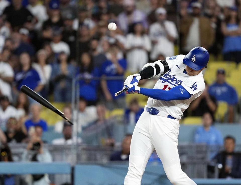 ９回、バットを折られ三飛に倒れる大谷＝ロサンゼルス（共同）