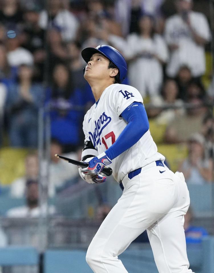 ９回、バットを折られ三飛に倒れる大谷＝ロサンゼルス（共同）