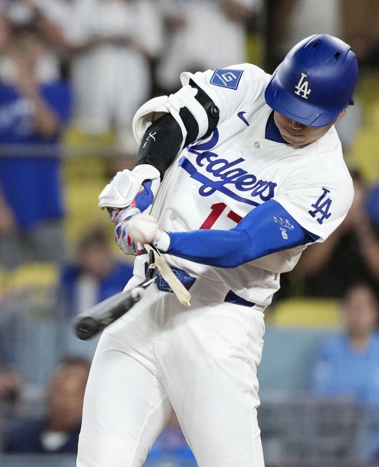 ９回、バットを折られ三飛に倒れる大谷＝ロサンゼルス（共同）