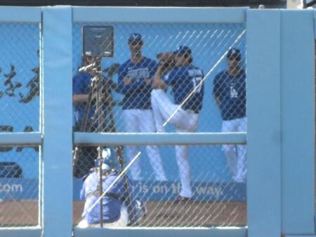 ブルペンで投球練習を行う大谷（撮影・小林信行）