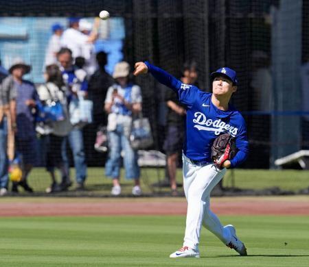 　練習するドジャース・山本＝ロサンゼルス（共同）
