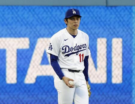 試合前に練習するドジャース・佐々木（共同）