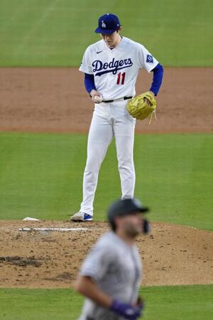 ２回、キャロス（手前）に本塁打を浴びたドジャース・佐々木（共同）