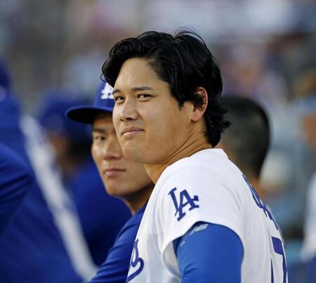 １回、試合をベンチで見守るドジャース・大谷（手前）と山本（共同）