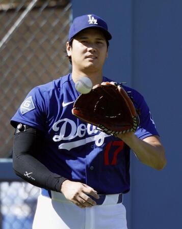 調整するドジャース・大谷（共同）