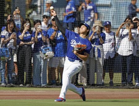 キャッチボールで調整するドジャース・大谷（共同）