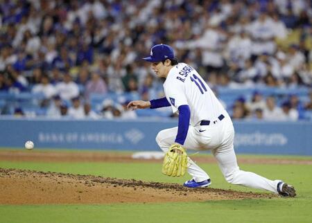 ６回、ラムフィールドの打球を処理するドジャース・佐々木（共同）