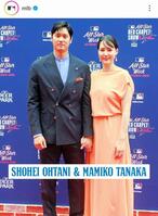 大谷翔平と真美子夫人。ＭＬＢ公式インスタグラム（ｍｌｂ）より