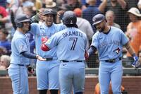 １回、メジャー移籍後初となる21号満塁本塁打を放ち迎えられるブルージェイズ・岡本（７）＝ＡＰ＝共同