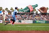 １回、メジャー移籍後初となる21号満塁本塁打を放ったブルージェイズ・岡本（ゲッティ＝共同）