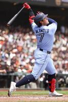 １回、メジャー移籍後初となる21号満塁本塁打を放つブルージェイズ・岡本（ゲッティ＝共同）