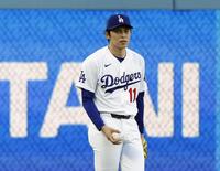 試合前に練習するドジャース・佐々木（共同）