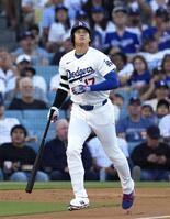 １回、右飛に倒れるドジャース・大谷（共同）