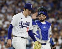 ４回を投げ終え、ベンチに戻るドジャース・佐々木。右は捕手アルフォンソ（共同）