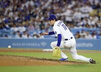 ６回、ラムフィールドの打球を処理するドジャース・佐々木（共同）