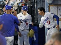 ４回を終え、ベンチに戻った佐々木（中央）を迎えるドジャース・大谷（共同）