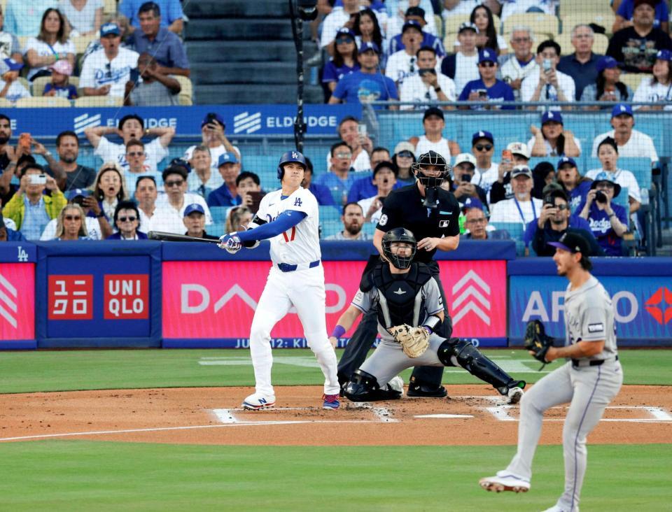 　１回、メジャー通算３００本塁打となる２０号ソロを放つドジャース・大谷（共同）