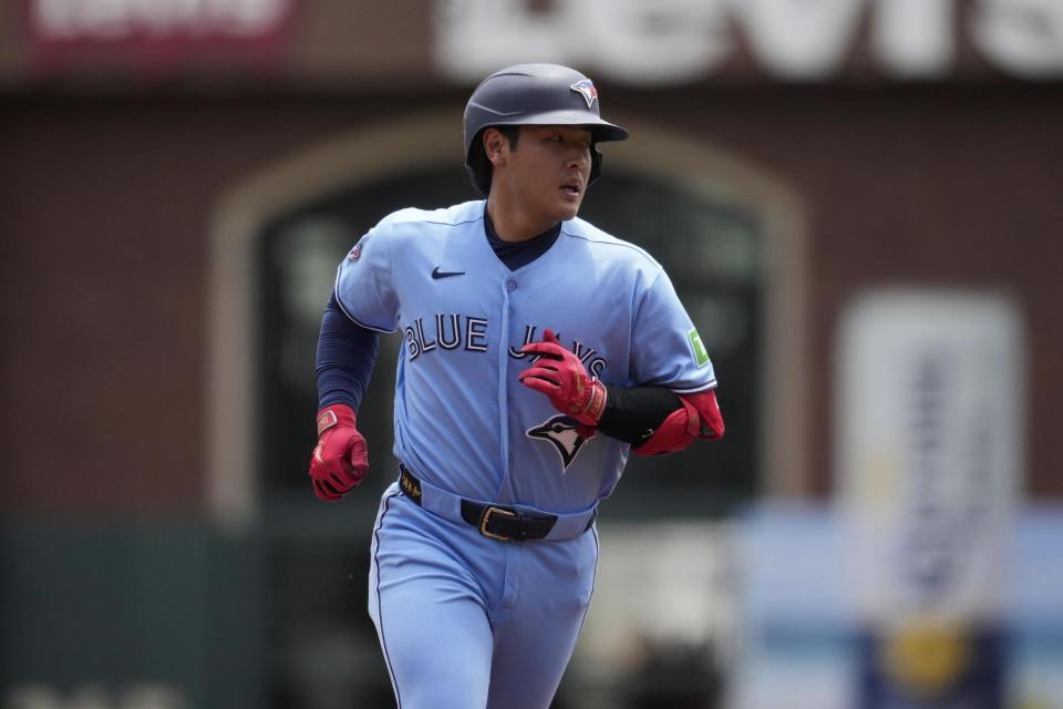 １回、メジャー移籍後初となる21号満塁本塁打を放ち塁を回るブルージェイズ・岡本（ＡＰ＝共同）