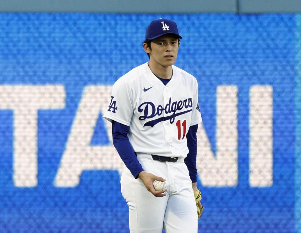 試合前に練習するドジャース・佐々木（共同）