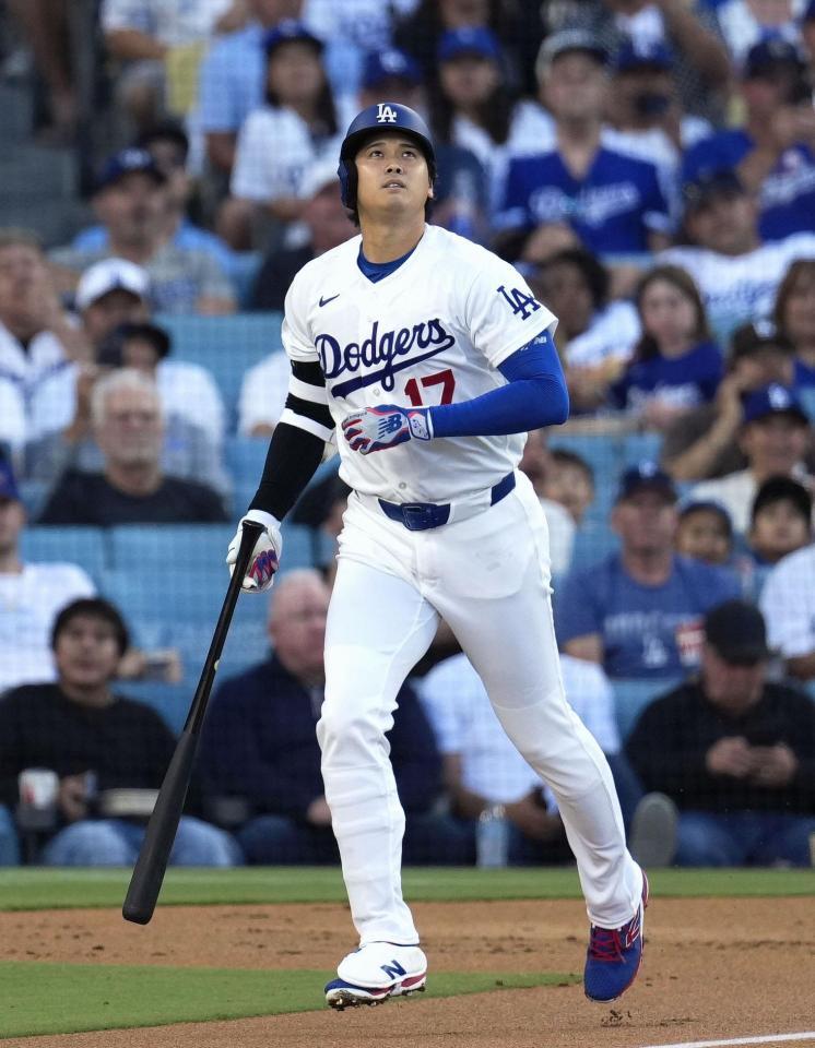 １回、右飛に倒れるドジャース・大谷（共同）