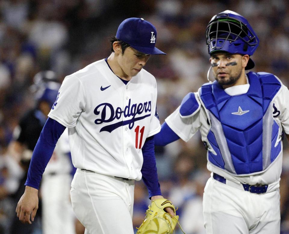 ロッキーズ戦の６回を投げ終え、ベンチに戻るドジャース・佐々木。右は捕手アルフォンソ（共同）