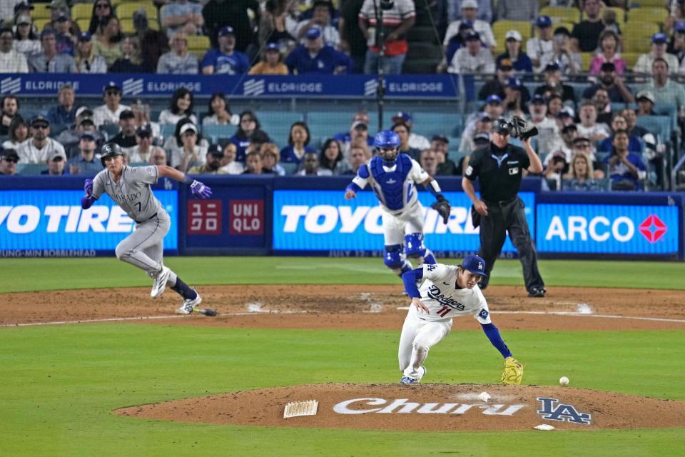 ６回、ラムフィールド（左）の打球を処理するドジャース・佐々木（共同）