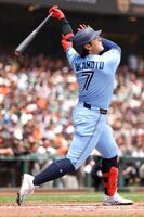 　右翼へ会心の一撃を放つ岡本（ゲッティ＝共同）