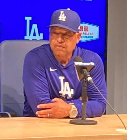 試合前に会見するドジャース・ロバーツ監督（撮影・小林信行）